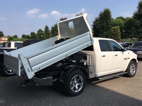 Cassone di un pick-up 4x4 con box di stoccaggio