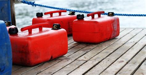 Infografica sulla manutenzione di un serbatoio benzina per barca