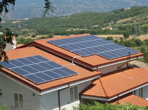 Pannelli fotovoltaici su tetto di una casa con pompa di calore