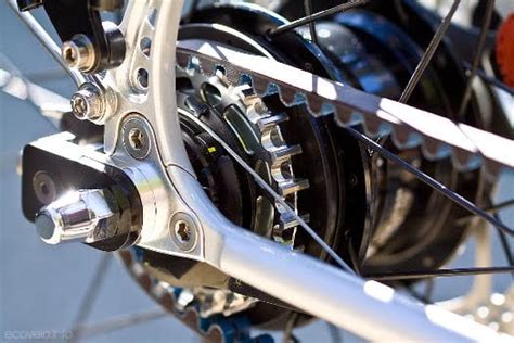 Bici ibrida con deragliatore e cambio al mozzo