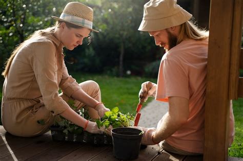 Persone che si prendono cura delle loro piante in un giardino
