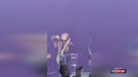 SDM sul palco durante un concerto
