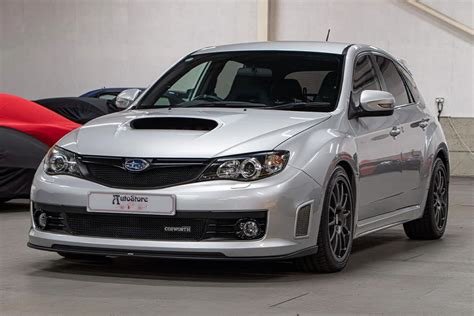 Infografica: confronto prestazioni Subaru Impreza Cosworth vs STi standard