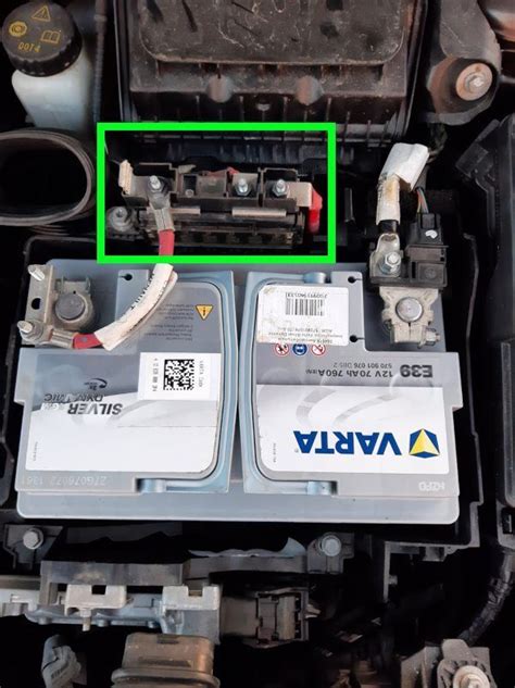 Fusibili di potenza (2) sul polo positivo della batteria