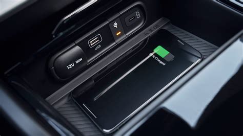 Kia Sportage interno con pad di ricarica wireless