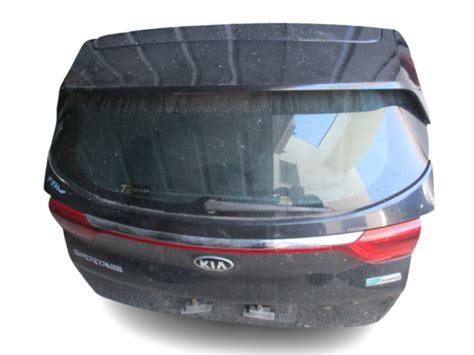 Immagine di una Kia Sportage con il portellone posteriore aperto