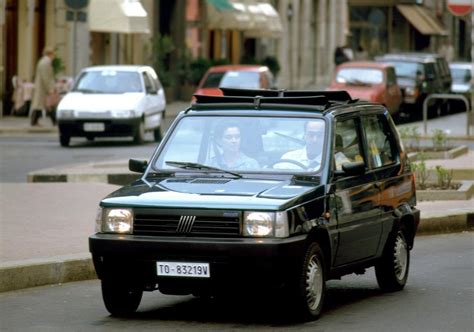 Ritratto storico della prima serie di Fiat Panda in un ambiente urbano