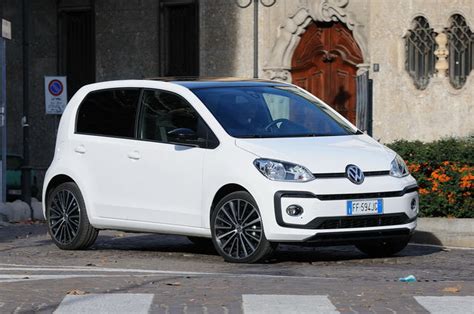 Volkswagen up! TSI frontale con griglie estese e contorno nero