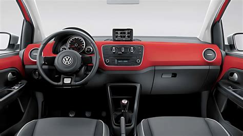 Interni Volkswagen up! TSI con supporto smartphone e plancia colorata