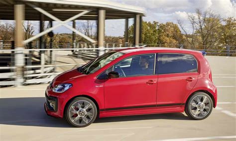 Volkswagen up! GTI esterni con dettagli rossi e cerchi da 17 pollici