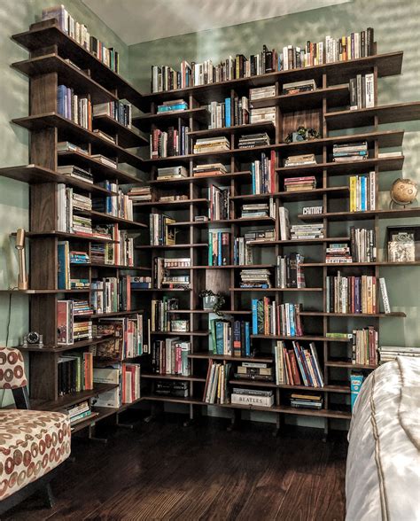 Una libreria giapponese con libri di autori internazionali