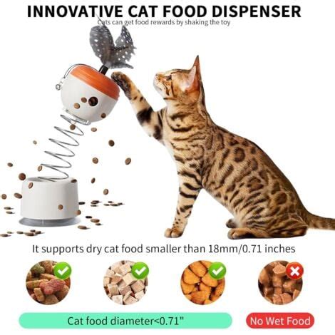 Gatto che gioca con un distributore di cibo interattivo