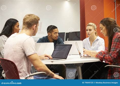 Studenti universitari che collaborano