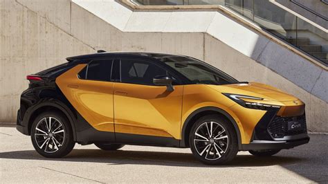 Toyota C-HR in un paesaggio innevato con accessori invernali