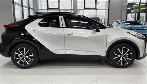 Toyota C-HR con portasci sul tetto
