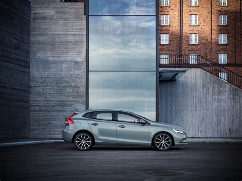 Volvo V40 con cofano aperto