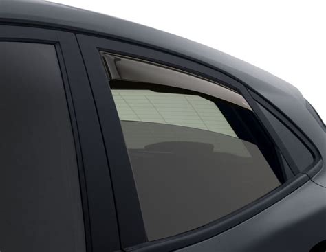 Interno auto con deflettore e finestrino abbassato