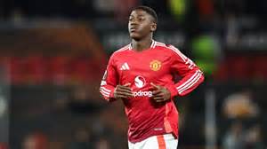 Kobbie Mainoo in azione con la maglia del Manchester United