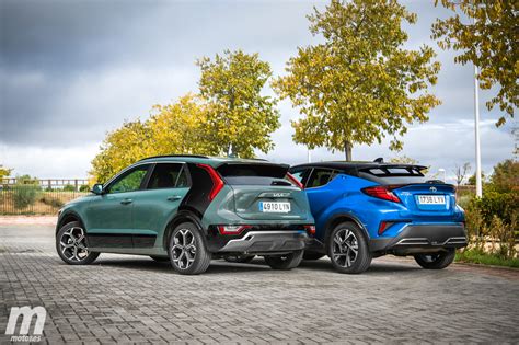 Toyota C-HR e Kia Niro parcheggiate una accanto all'altra