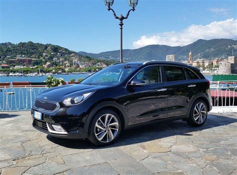 Guida dinamica di una Kia Niro su strada panoramica