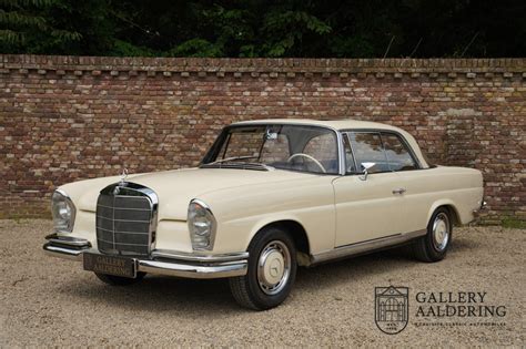 Mercedes-Benz 220 SE Coupé W 111 in un contesto d'epoca