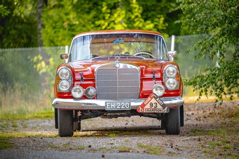 Dettaglio del frontale di una Mercedes-Benz 220 SE Coupé con la caratteristica griglia