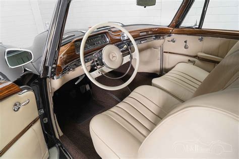 Dettaglio degli interni in pelle di una Mercedes-Benz 220 SE Coupé