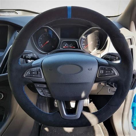 Ford EcoSport interni con coprivolante in pelle