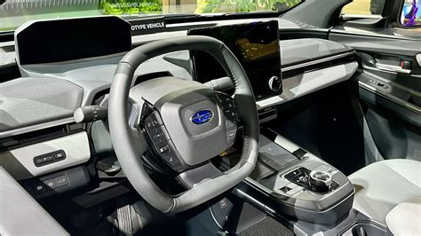 Subaru Solterra in un paesaggio naturale