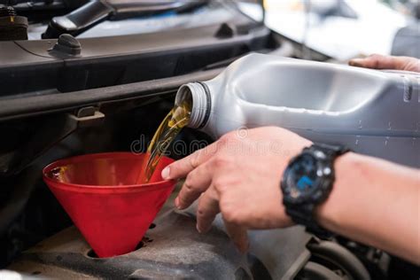 Tecnico che cambia l'olio del motore