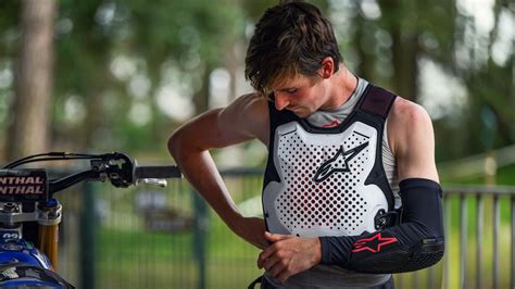 Pilota di motocross con indosso il sistema airbag Alpinestars Tech-Air® MX