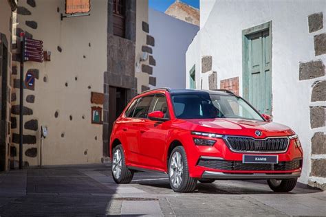 Škoda Kamiq in un contesto urbano moderno