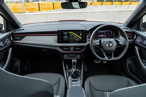 Dettaglio dell'interno della Škoda Kamiq con strumentazione digitale