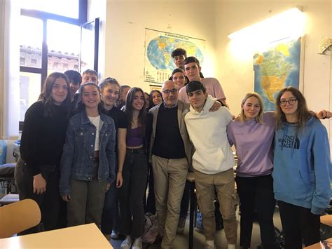 Un'aula di liceo classico con studenti che leggono