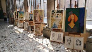 Un'opera d'arte moderna in un liceo artistico