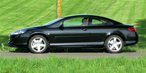Veduta frontale e laterale della Peugeot 407 Coupé in movimento