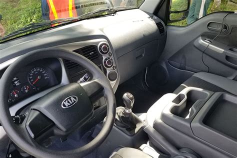 Interni di un Kia K2500 con tre sedili anteriori