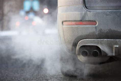 Tubo di scarico di un'auto che emette CO2