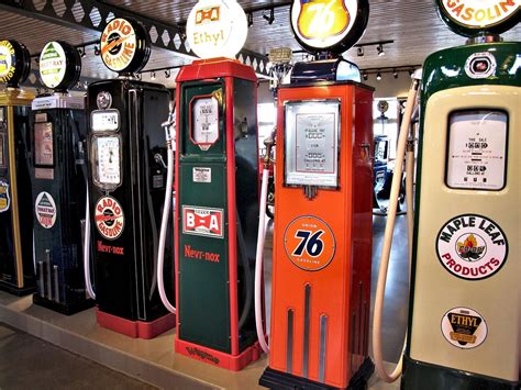 Pompe di benzina d'epoca con automobili classiche