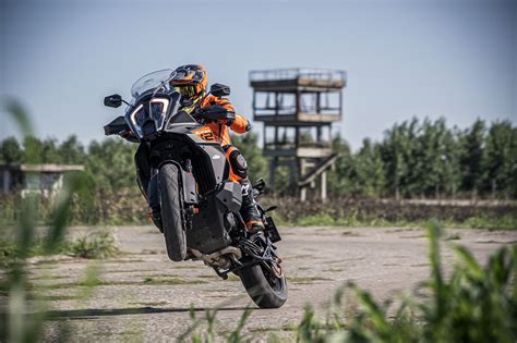 Motociclista su KTM 1290 Super Adventure su strada panoramica