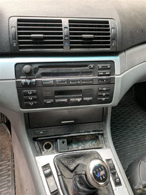 Interno di una BMW E46 con autoradio originale