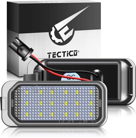 Ford Mondeo MK4 con luci di posizione a LED accese