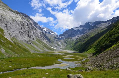 Morena glaciale con paesaggio montano