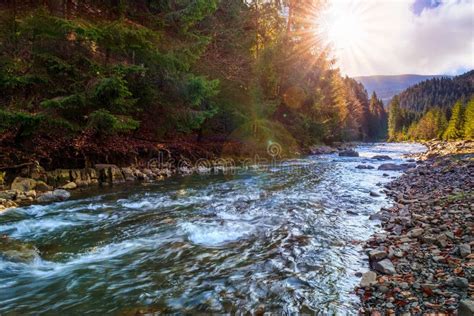 Fiume che scorre in una gola rocciosa