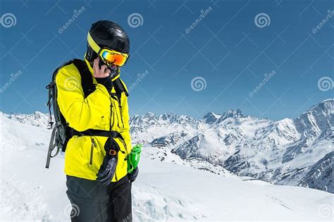 Sciatore che indossa un giubbotto airbag