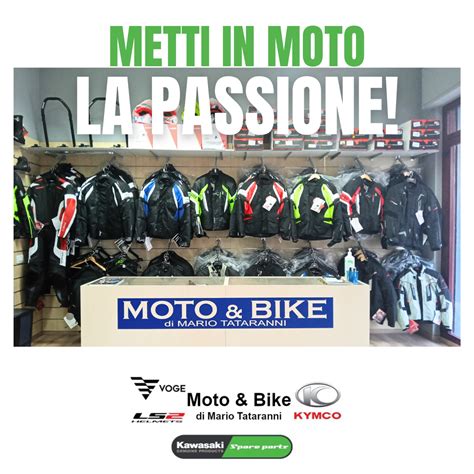 Interno di un concessionario motociclistico con personale che assiste i clienti