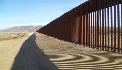 Immagine di un tratto del muro di confine tra Stati Uniti e Messico