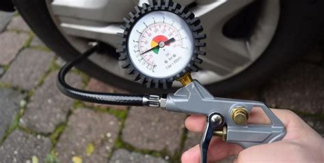 Controllo della pressione dei pneumatici con manometro