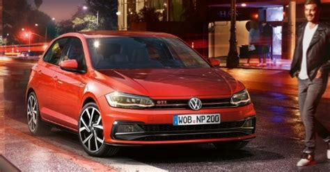 Volkswagen Polo di ultima generazione in ambiente urbano