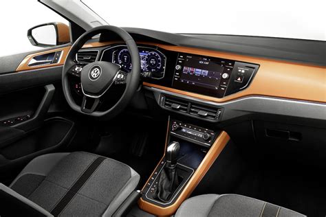 Interni della Volkswagen Polo con plancia digitale e infotainment